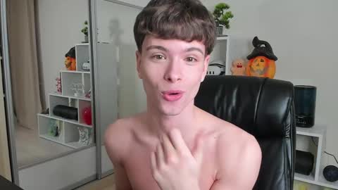 Snapshot of calvin_loves_you chatting on February 23, 2025, 10:09 pm Hey I am Calvin  online show from February 23, 2025, 10:09 pm