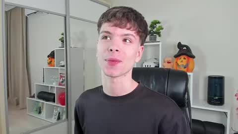 Snapshot of calvin_loves_you chatting on March 4, 2025, 7:11 pm Hey I am Calvin  online show from March 4, 2025, 7:11 pm