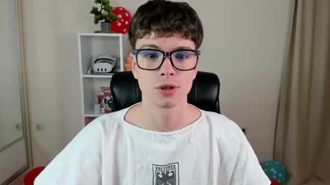 Snapshot of calvin_loves_you chatting on March 7, 2025, 7:05 pm Hey I am Calvin  online show from March 7, 2025, 7:05 pm
