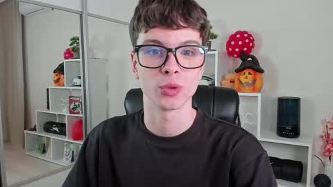 Snapshot of calvin_loves_you chatting on March 11, 2025, 7:14 pm Hey I am Calvin  online show from March 11, 2025, 7:14 pm