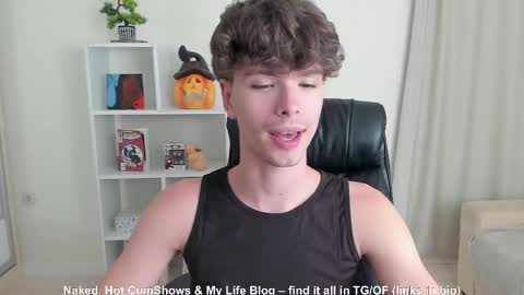 Snapshot of calvin_loves_you chatting on September 9, 2025, 6:07 pm Hey I am Calvin  online show from September 9, 2025, 6:07 pm