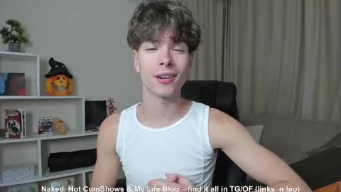 Snapshot of calvin_loves_you chatting on September 13, 2025, 9:14 pm Hey I am Calvin  online show from September 13, 2025, 9:14 pm