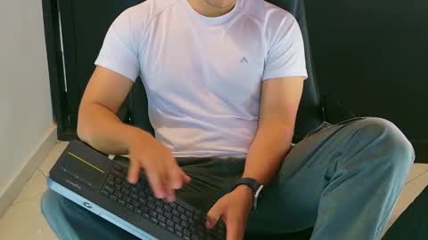 camara110 online show from January 28, 2025, 12:26 am