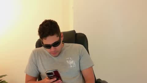 camara110 online show from October 19, 2025, 7:36 pm