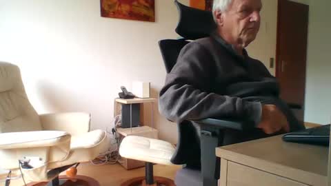 camcologne online show from December 3, 2025, 10:24 am