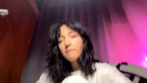 Snapshot of camilaligons chatting on December 1, 2025, 4:23 pm Reily online show from December 1, 2025, 4:23 pm