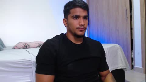 camilo_contre21 online show from November 11, 2025, 8:31 pm