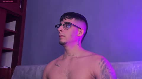   INDEPENDENT MODEL online show from January 11, 2025, 12:18 pm