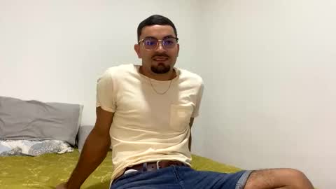 camilor_30 online show from October 9, 2025, 10:24 am