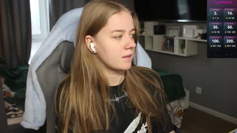 Snapshot of candy_meggie chatting on December 9, 2024, 10:32 am Megan online show from December 9, 2024, 10:32 am