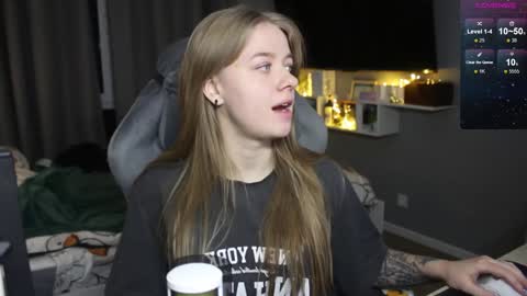 Snapshot of candy_meggie chatting on December 18, 2024, 3:11 pm Megan online show from December 18, 2024, 3:11 pm