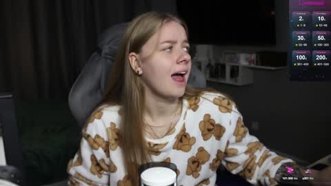 Snapshot of candy_meggie chatting on December 24, 2024, 1:39 pm Megan online show from December 24, 2024, 1:39 pm