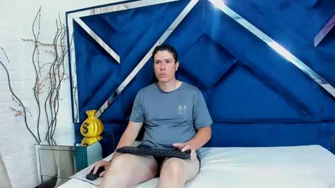 candyandsteven online show from September 11, 2025, 2:33 am