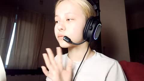 Mia online show from April 16, 2026, 3:24 pm