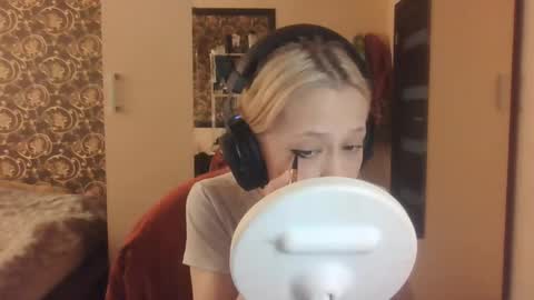 Mia online show from April 17, 2026, 12:08 pm