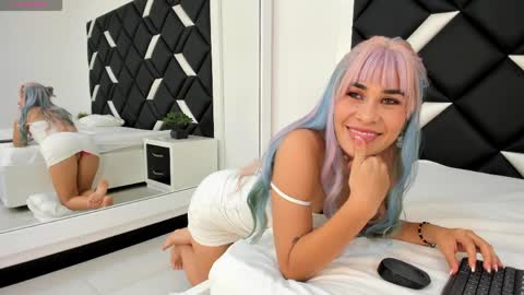 Carla Linares online show from June 3, 2026, 2:33 pm