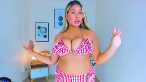 Snapshot of carlota_peach chatting on March 7, 2025, 4:13 am Andrea online show from March 7, 2025, 4:13 am