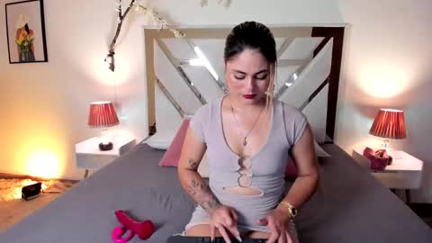 carolina_torres25 online show from April 17, 2026, 2:20 pm
