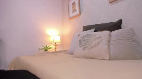  Caroline  online show from April 16, 2026, 11:33 am