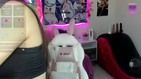 Caroline Lenox online show from December 5, 2024, 2:33 pm