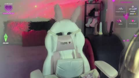 Caroline Lenox online show from February 24, 2025, 5:11 am