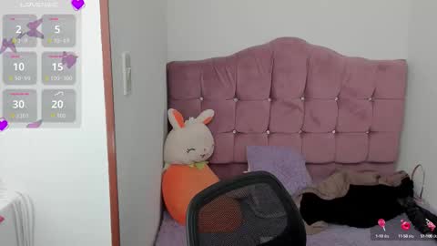 caroline_rodriguez_9 online show from October 3, 2025, 7:33 pm