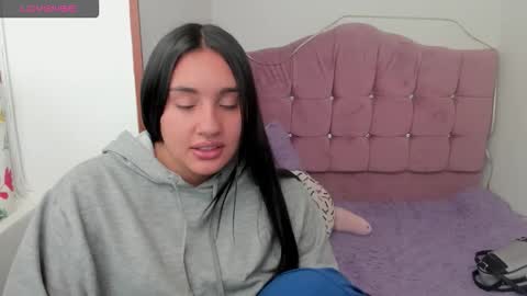 caroline_rodriguez_9 online show from November 27, 2025, 4:09 pm