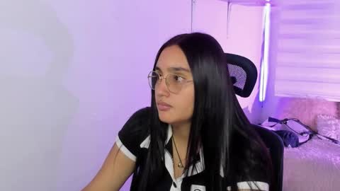 caroline_rodriguez_9 online show from January 16, 2026, 7:07 pm