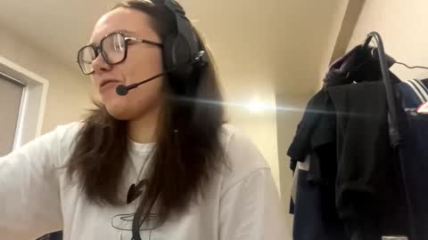 Emilia online show from December 4, 2025, 3:16 am