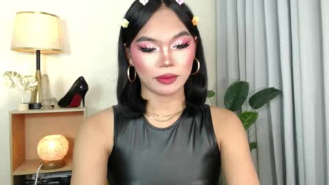 CatalenaX online show from November 12, 2025, 9:42 am