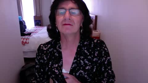 Snapshot of cdelle chatting on December 8, 2024, 2:28 am Elle online show from December 8, 2024, 2:28 am