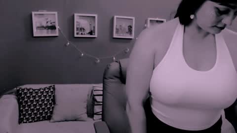 Snapshot of chantallovely chatting on December 7, 2024, 1:47 am The Queen online show from December 7, 2024, 1:47 am