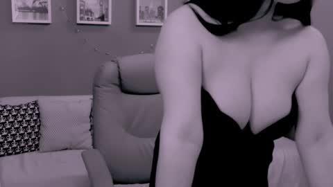 Snapshot of chantallovely chatting on January 12, 2025, 2:41 pm The Queen online show from January 12, 2025, 2:41 pm