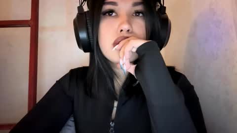 Lola online show from December 2, 2025, 6:25 pm