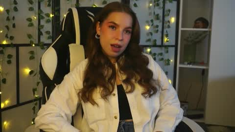 Snapshot of charlinemanke chatting on October 8, 2025, 5:32 pm Dannie online show from October 8, 2025, 5:32 pm