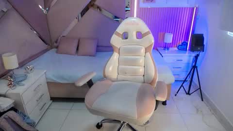 Charlotte  online show from October 11, 2025, 1:09 pm