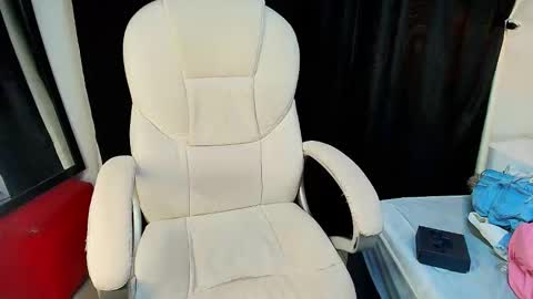 charlotte_walker1 online show from September 10, 2025, 4:23 am