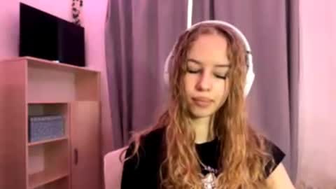 Evie online show from October 15, 2025, 5:18 am