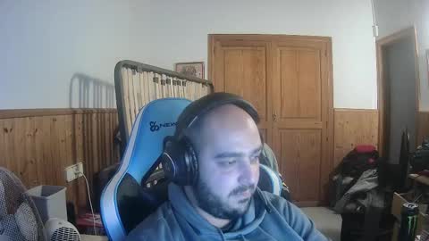 chicomallorca96 online show from February 18, 2025, 5:10 pm