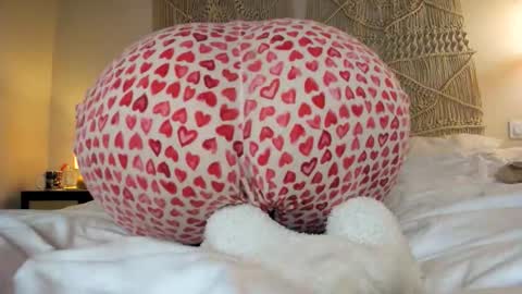 yoursensualparadise online show from October 22, 2025, 1:17 am