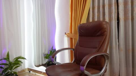 Chloe online show from March 3, 2026, 12:11 pm