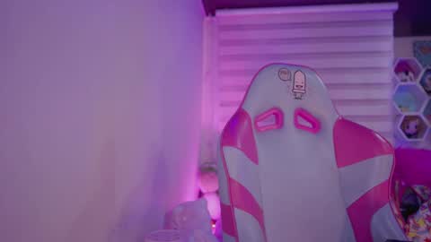 CLOE  online show from October 6, 2025, 9:01 pm