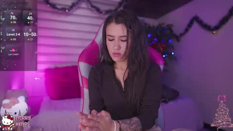 CLOE  online show from December 17, 2025, 5:08 pm