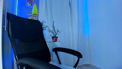 Chloe Miller  online show from December 25, 2024, 12:05 am