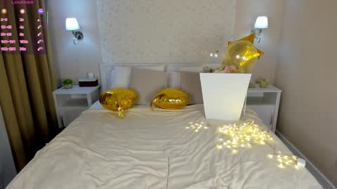 chloee white online show from December 5, 2025, 10:02 am