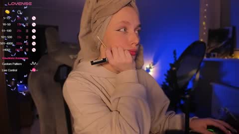 Snapshot of chloegins chatting on December 13, 2024, 7:43 pm chloegins online show from December 13, 2024, 7:43 pm