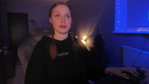 Snapshot of chloegins chatting on December 17, 2024, 12:01 am chloegins online show from December 17, 2024, 12:01 am