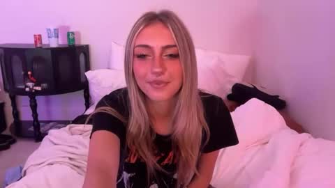 Snapshot of chloeros3e chatting on September 30, 2025, 10:20 am chloeros3e online show from September 30, 2025, 10:20 am