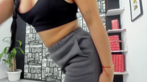 ChloeTurner  online show from January 5, 2025, 12:31 pm