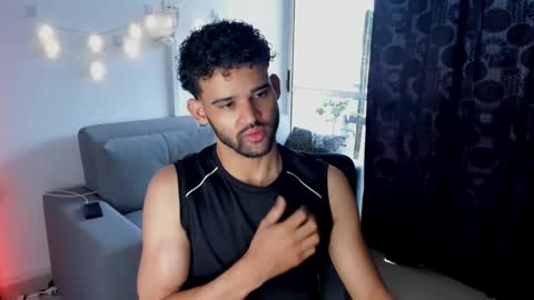 Im Chirs IM MODEL INDEPENDT online show from February 11, 2025, 1:09 pm